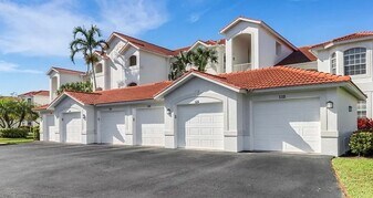 4650 Yacht Harbor Dr in Naples, FL - Building Photo