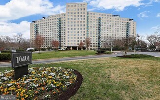 10401 Grosvenor Pl in Rockville, MD - Building Photo