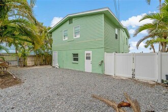 8441 Bayshore Dr in Treasure Island, FL - Building Photo - Building Photo