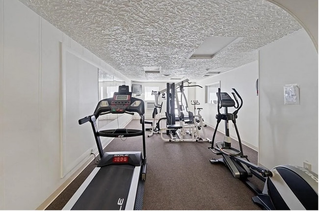 23 Shadowbrook Ln in Milford, MA - Foto de edificio - Building Photo