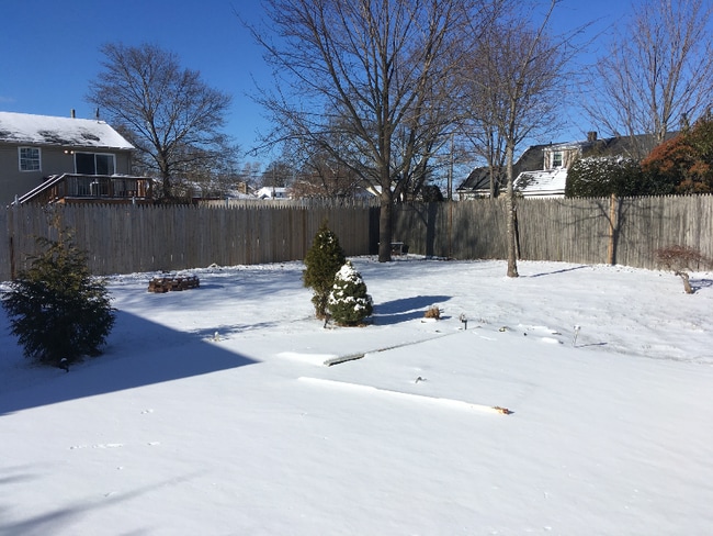 255 Budlong Rd in Cranston, RI - Foto de edificio - Building Photo