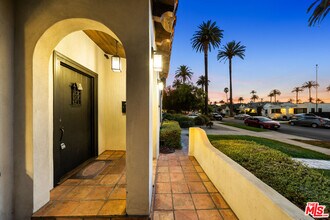 2624 S Palm Grove Ave in Los Angeles, CA - Building Photo - Building Photo
