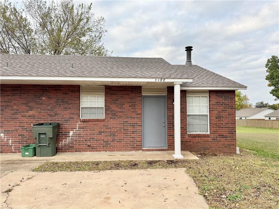 4498 W Renee Ct in Fayetteville, AR - Building Photo