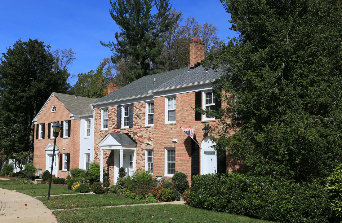 Chase Manor in Chevy Chase, MD - Building Photo