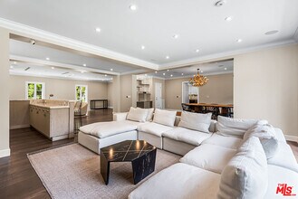 716 N Roxbury Dr in Beverly Hills, CA - Building Photo - Building Photo