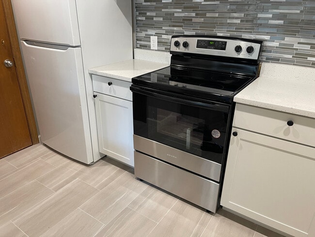 4 Hallmark Gdns in Burlington, MA - Building Photo - Building Photo