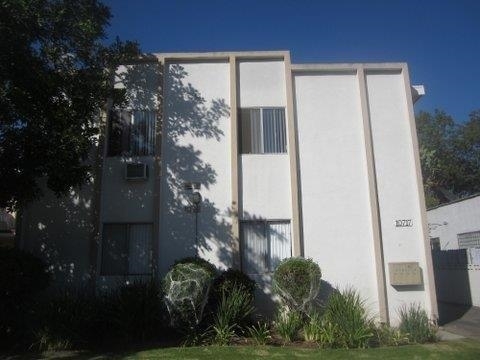 10717 Bloomfield St in Toluca Lake, CA - Foto de edificio