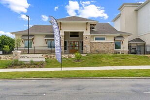 Vistas at Thousand Oaks in San Antonio, TX - Building Photo