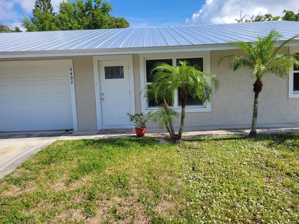 4497 SE Roaring Brook Way in Stuart, FL - Building Photo