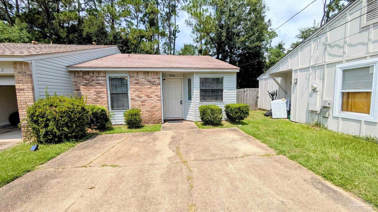 8264 Continental Ct in Pensacola, FL - Building Photo