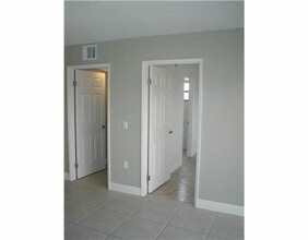 1566 Lake Crystal Dr in West Palm Beach, FL - Building Photo - Building Photo