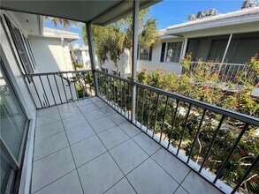 2180 NE 67th St, Unit 730 in Fort Lauderdale, FL - Foto de edificio - Building Photo