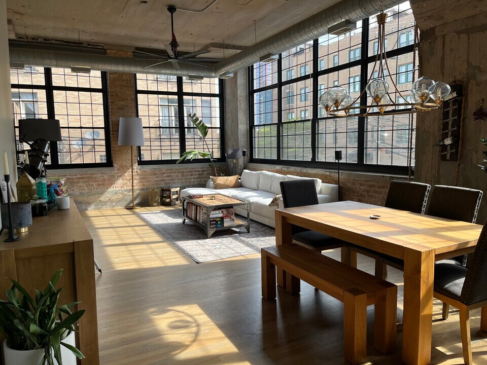 17 N Loomis St, Unit 2E in Chicago, IL - Building Photo