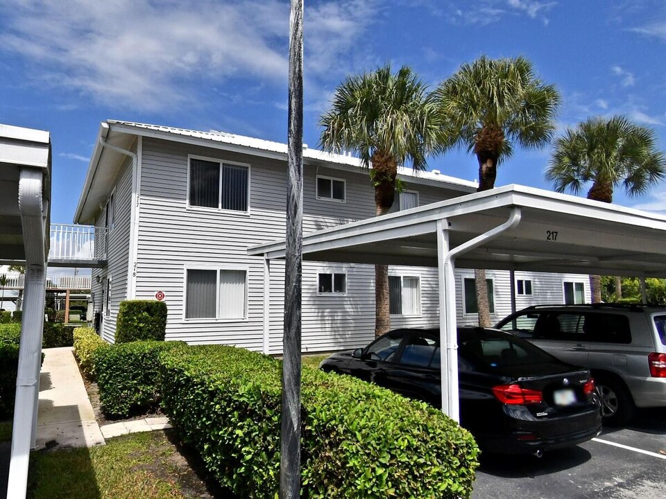 217 SE Village Dr in Port St. Lucie, FL - Building Photo