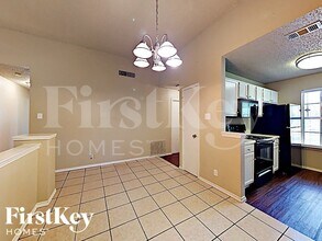1409 Grovecrest Dr in Arlington, TX - Foto de edificio - Building Photo