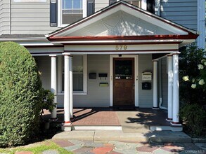 579 Broadway in Hastings On Hudson, NY - Foto de edificio - Building Photo