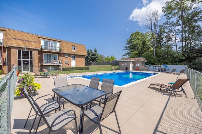 Royal Villa Apartments in Erie, PA - Foto de edificio - Building Photo