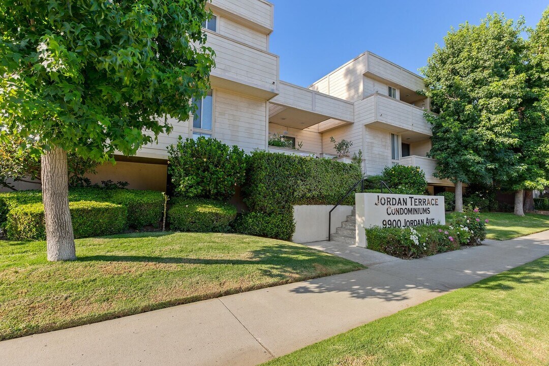 9900 Jordan Ave in Los Angeles, CA - Building Photo