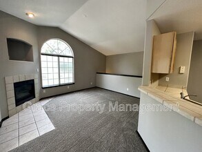 8757 E Dry Creek Rd in Centennial, CO - Foto de edificio - Building Photo