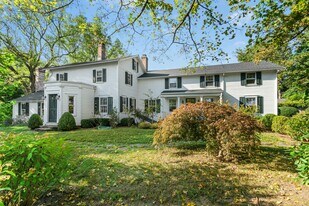 561 Middlesex Rd in Darien, CT - Building Photo