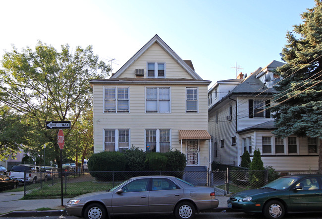 8168 Dongan Ave in Flushing, NY - Foto de edificio - Building Photo