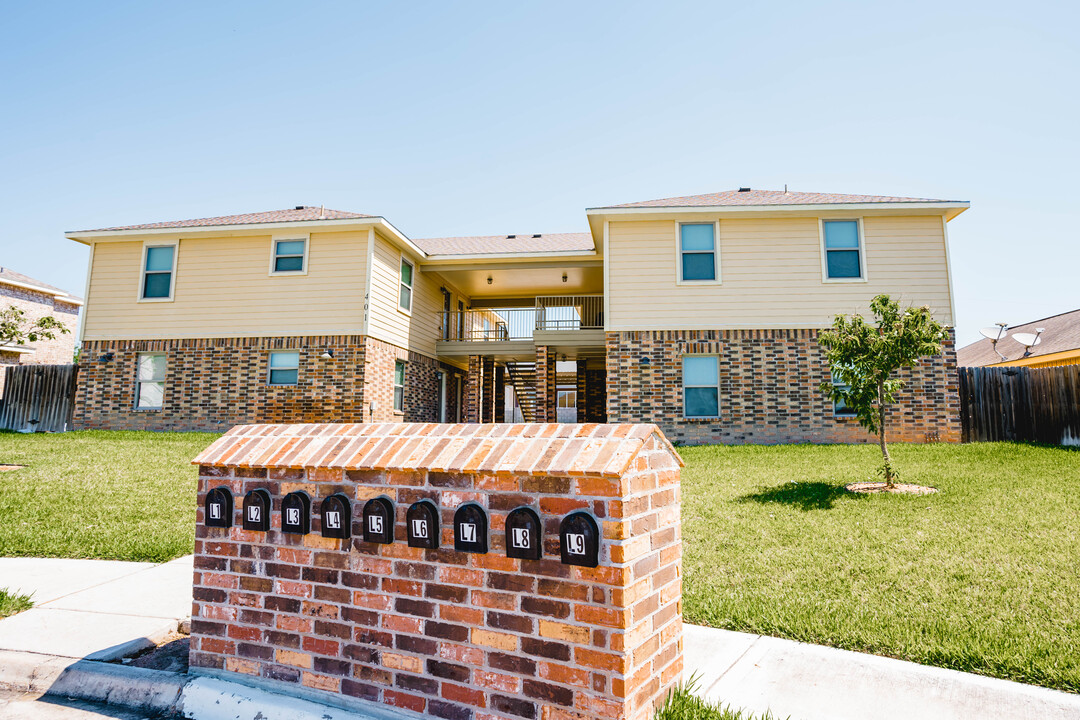 401 E 2nd St, Unit L-8 in La Joya, TX - Foto de edificio