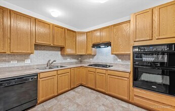 738 Oak Hollow Rd in Crystal Lake, IL - Building Photo - Building Photo
