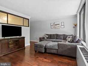 3705 S George Mason Dr in Falls Church, VA - Foto de edificio - Building Photo
