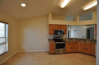 613 Straw Lake Dr in Brandon, FL - Building Photo - Building Photo