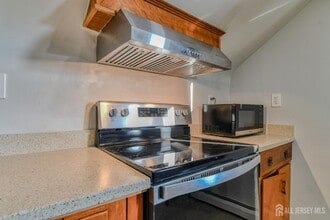 737 Roseland Pl in North Brunswick, NJ - Foto de edificio - Building Photo