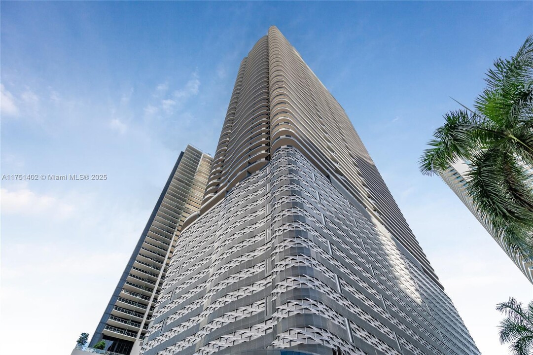 1000 Brickell Plz, Unit 3707 in Miami, FL - Building Photo