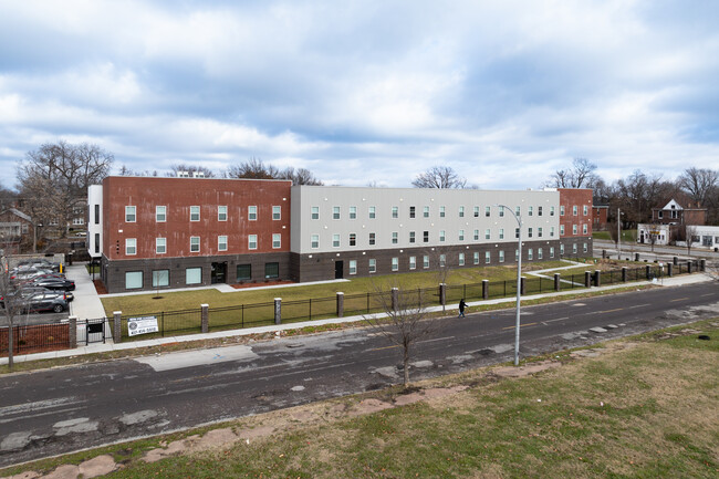 Alumnus Gardens in St. Louis, MO - Building Photo - Building Photo