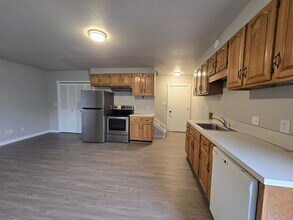 2583 W Bradford Ct in Roseburg, OR - Building Photo - Building Photo