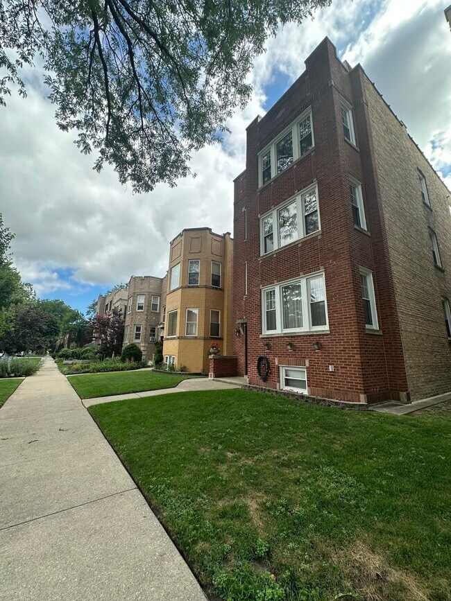 property at 5643 N Artesian Ave