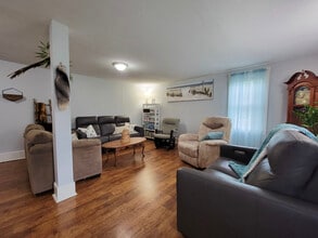 557 Pitney Rd in Columbia, PA - Foto de edificio - Building Photo