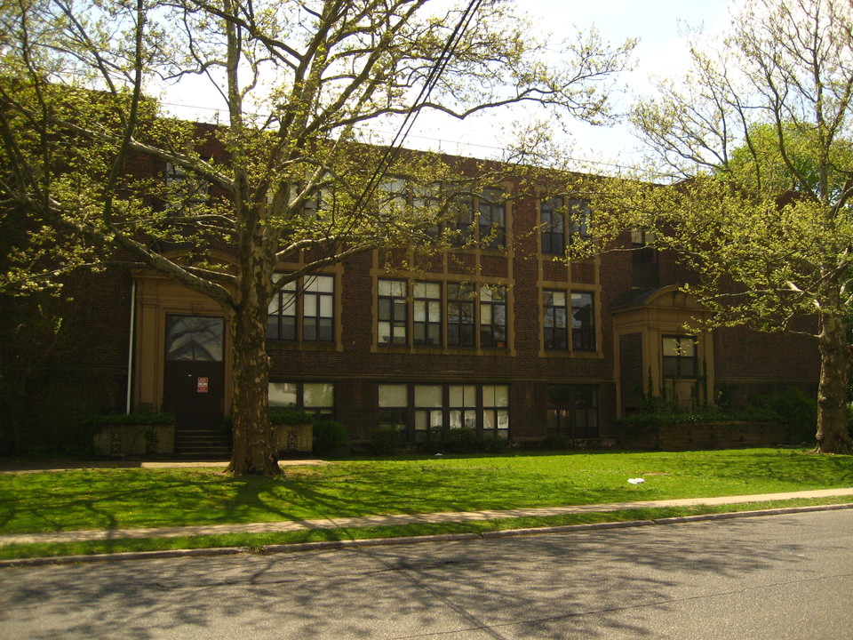 Lincoln Farms in Huntington Station, NY - Building Photo