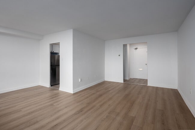 Oakview Heights in Toronto, ON - Building Photo - Interior Photo