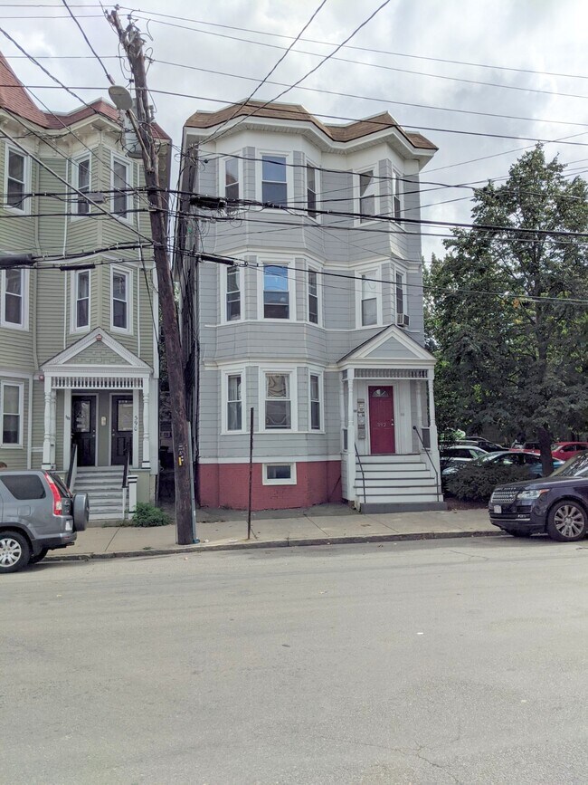 392 Washington St, Unit 1 in Somerville, MA - Foto de edificio - Building Photo