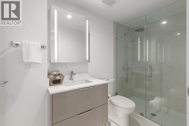 1471 Hunter St in North Vancouver, BC - Building Photo - Building Photo