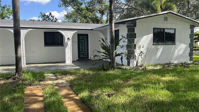 4661 NW 4th St in Plantation, FL - Building Photo - Building Photo