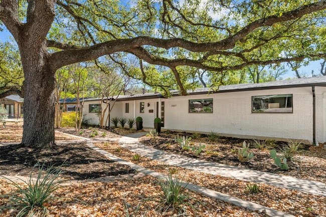 property at 2607 Pembrook Trail