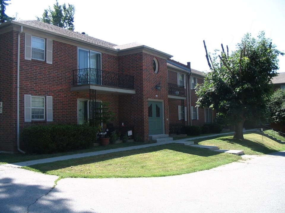 Royal Oaks Apartments in Independence, MO - Building Photo