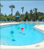 4274 Calinda Ln, Unit 243 in Niceville, FL - Building Photo