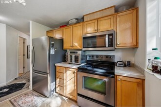 730 NW 185th Ave in Beaverton, OR - Foto de edificio - Building Photo