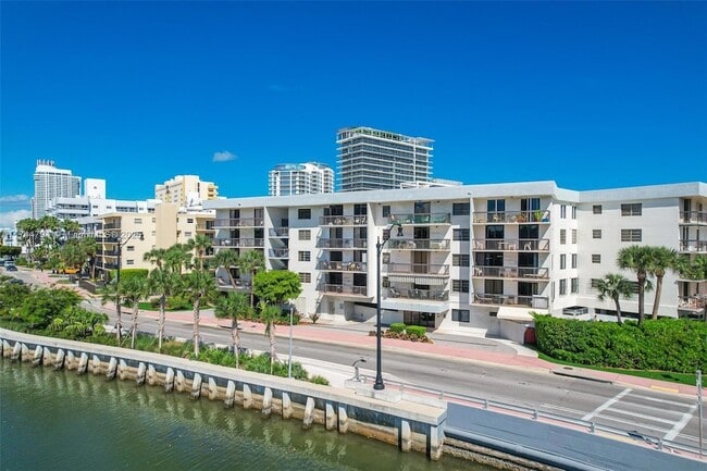 3535 Indian Creek Dr, Unit 504 in Miami Beach, FL - Foto de edificio - Building Photo