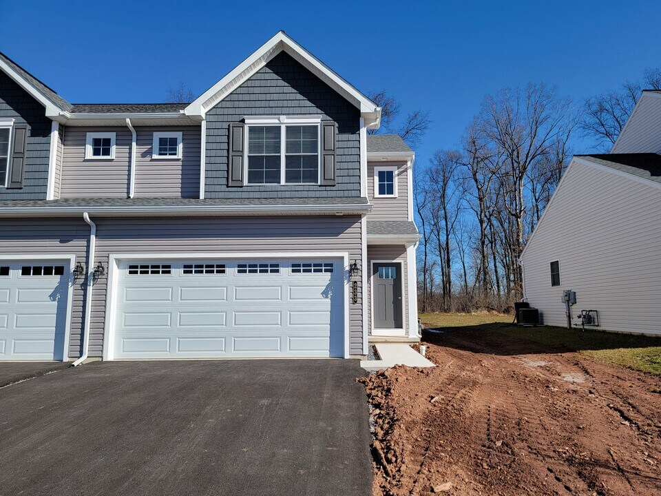 111 Magnolia Dr in Middletown, PA - Building Photo