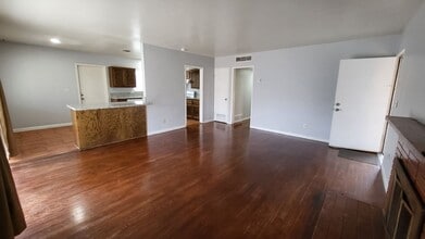 2204 Bradley Ave in Bakersfield, CA - Building Photo - Building Photo