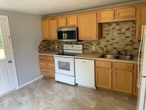 4860 Pinedell Ave NE in Comstock Park, MI - Building Photo - Building Photo