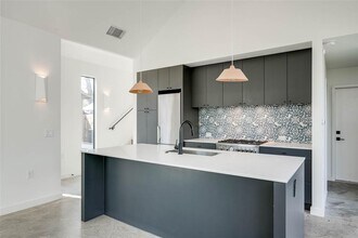 2615 Willow St in Austin, TX - Building Photo - Building Photo