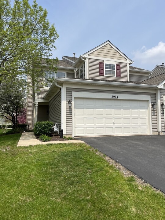 2914 White Thorn Cir in Naperville, IL - Foto de edificio